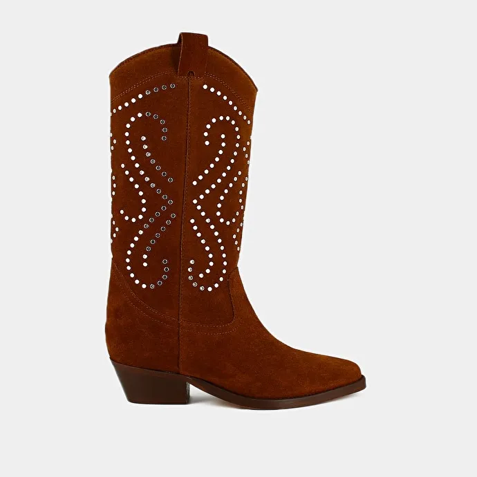 Boots with beveled heels in cognac suede