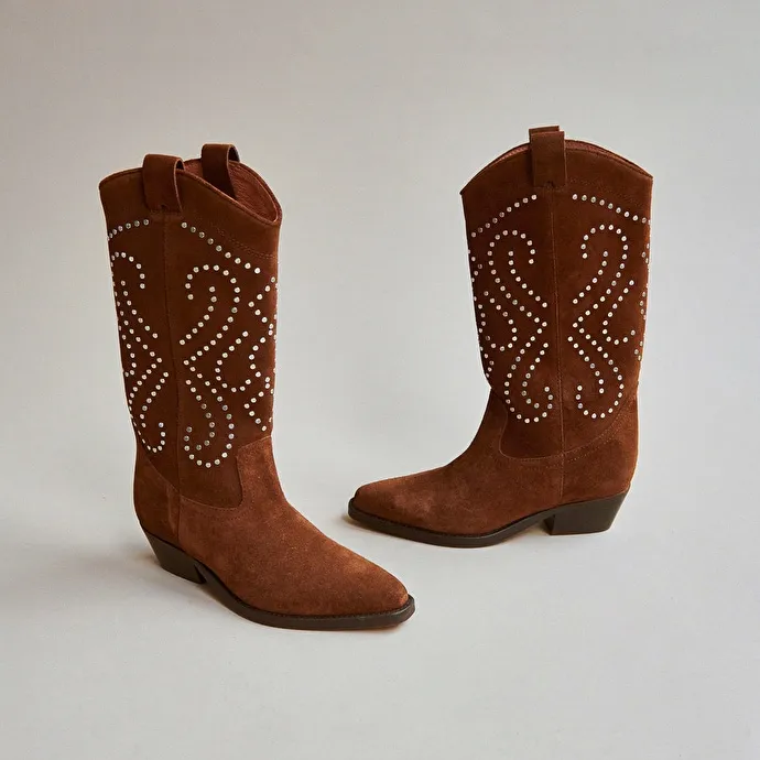 Boots with beveled heels in cognac suede