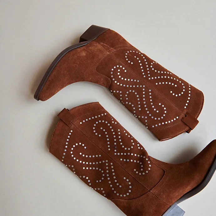 Boots with beveled heels in cognac suede