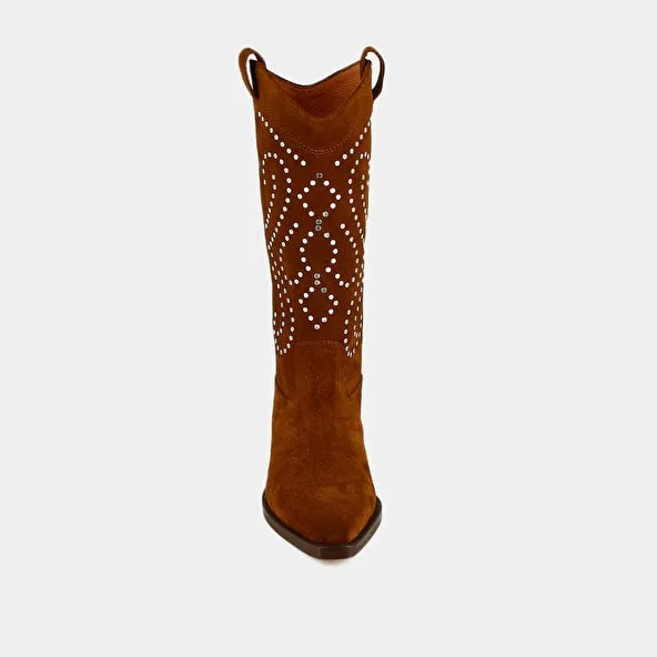 Boots with beveled heels in cognac suede