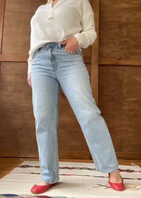 Vintage Straight Leg Jeans in Light Wash