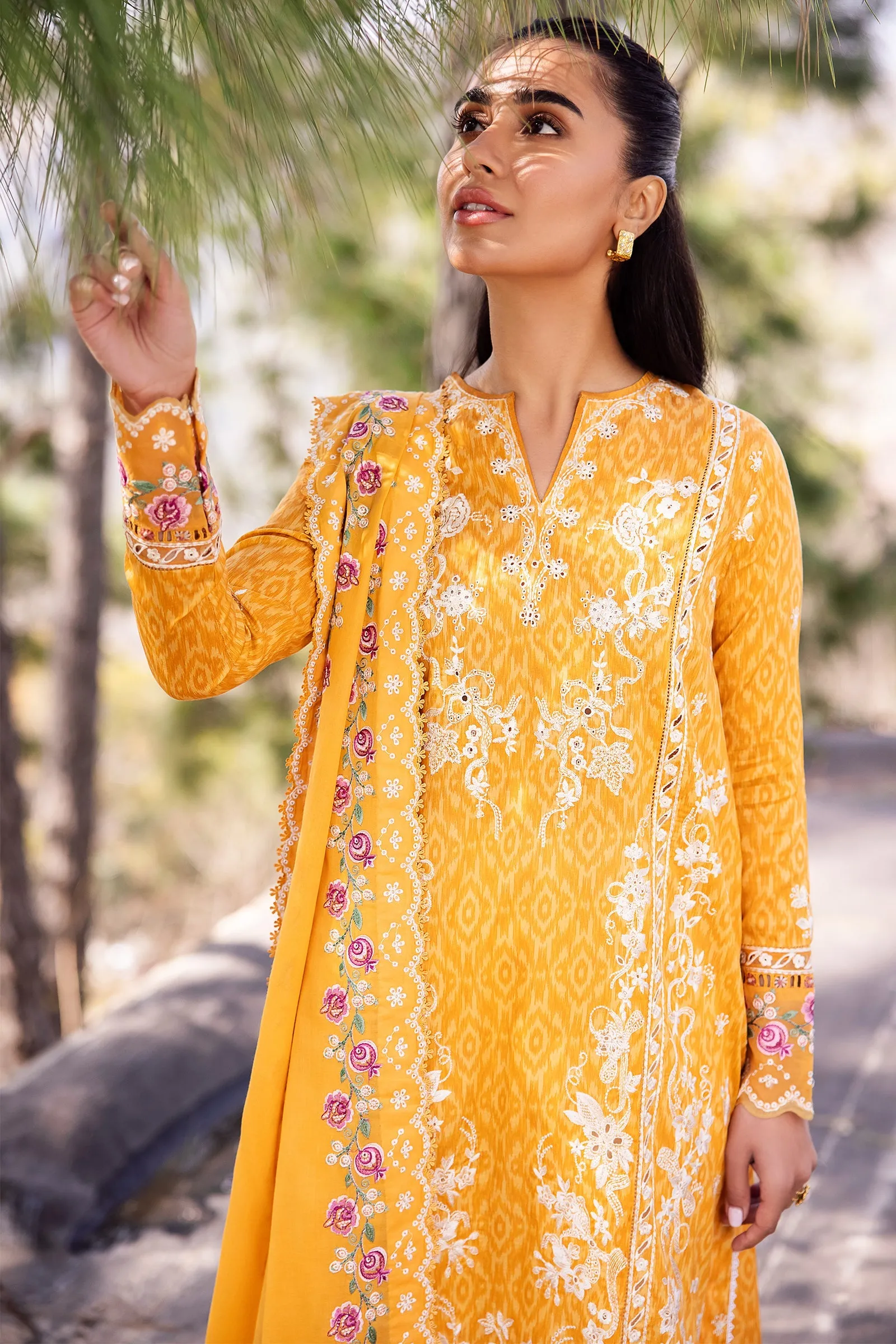 Zaha By Khadijah Shah Embroidered Lawn Unstitched 3Pc Suit ZL24-15A NARINA